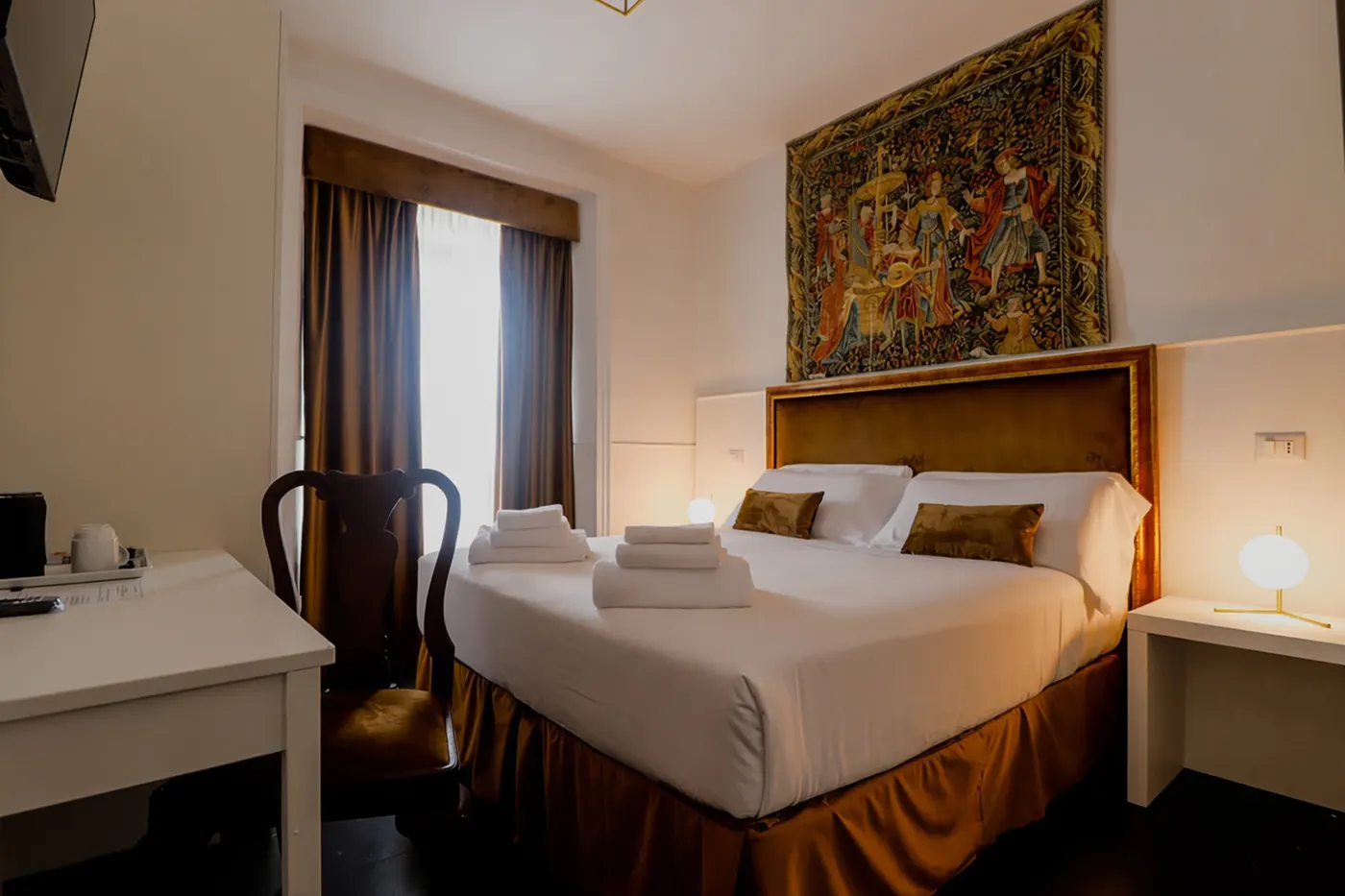 Imperial Suite Rome — camera con arazzo e testiera dorata